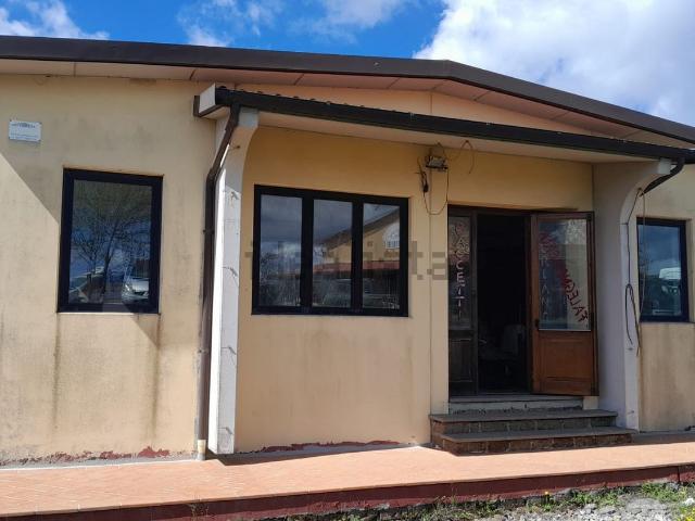 Capannone in vendita di 275 m² in Via Morbello Vergari
