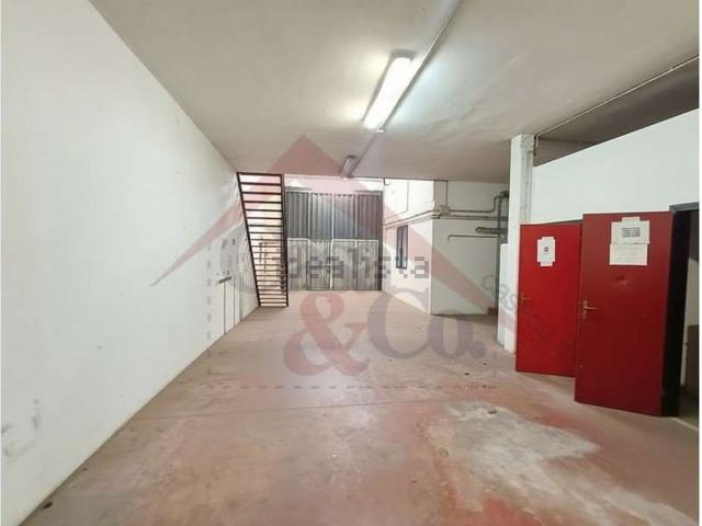 Capannone in vendita di 275 m² in Via Somalia