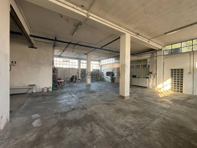 Capannone in vendita di 280 m² in Via Celadina, 45