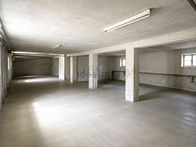 Capannone in vendita di 280 m² in Viale Medaglie d’Oro, 49