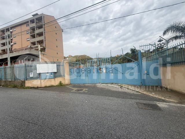 Capannone in vendita di 284 m² in Via Zafferia, 14