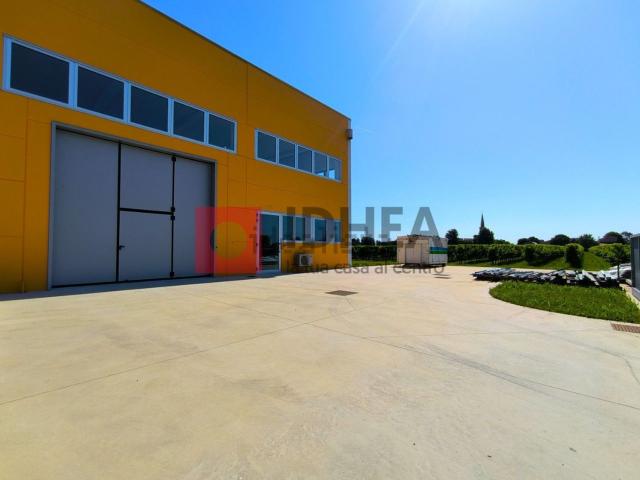 Capannone in vendita di 285 m² in Via Giuseppe Corazzin