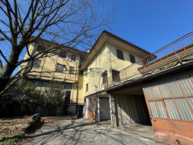 Capannone in vendita di 2860 m² in Via Giovanni Pascoli, 2