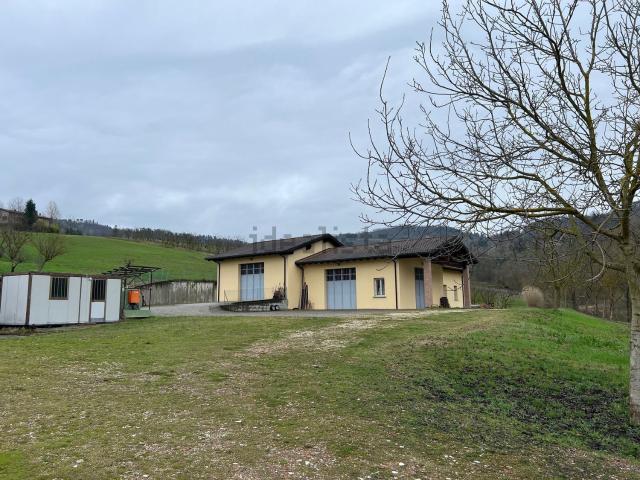 Capannone in vendita di 290 m² in Via Barleda
