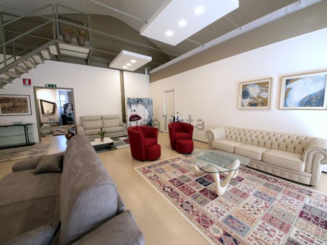 Capannone in vendita di 290 m² in Strada San Costanzo