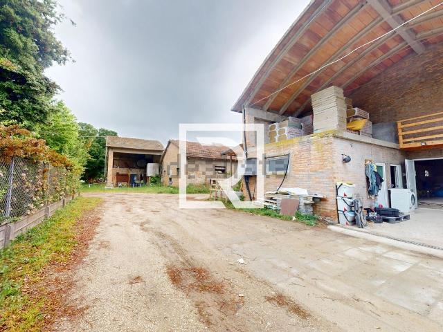 Capannone in vendita di 292 m² in Via Ossi, 22