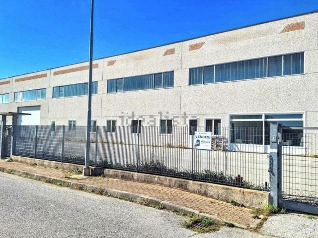 Capannone in vendita di 2935 m² in Strada delle Alpi, 12061