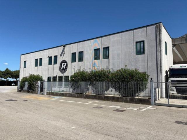 Capannone in vendita di 3000 m² in Via Pana, 88