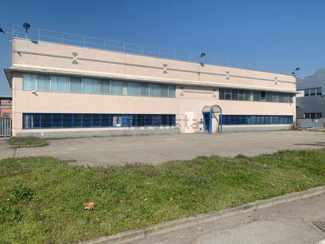 Capannone in vendita di 3000 m² in Via Fratelli Rosselli, 1