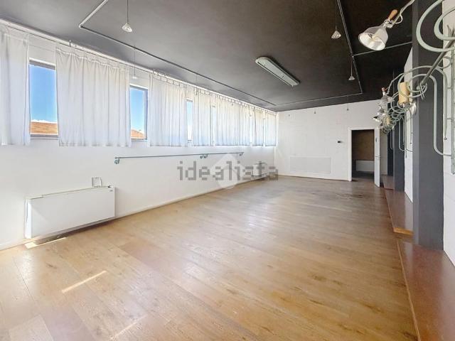 Capannone in vendita di 3000 m² in Via Toscana, 1