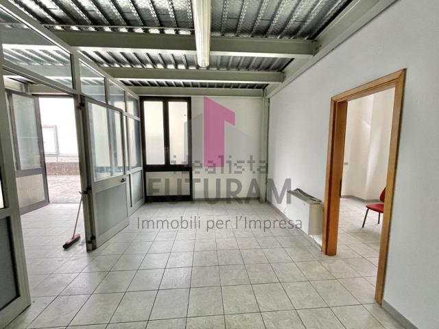 Capannone in vendita di 300 m²