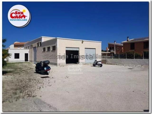 Capannone in vendita di 300 m²