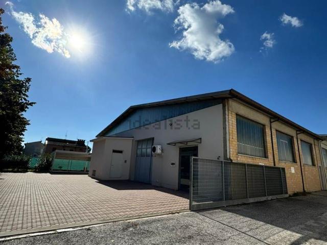 Capannone in vendita di 300 m²