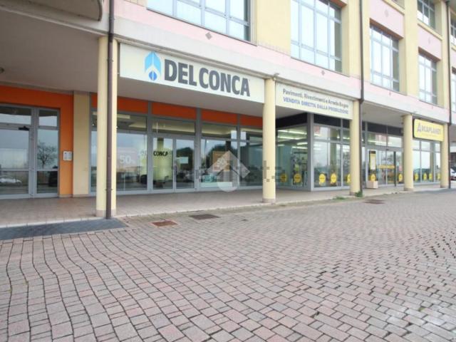 Capannone in vendita di 300 m² in Via Corfù, 20