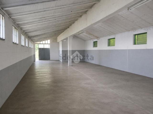 Capannone in vendita di 300 m² in Via Costa, 13