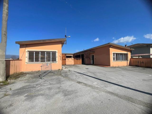 Capannone in vendita di 300 m² in Via Crociale del Sarto
