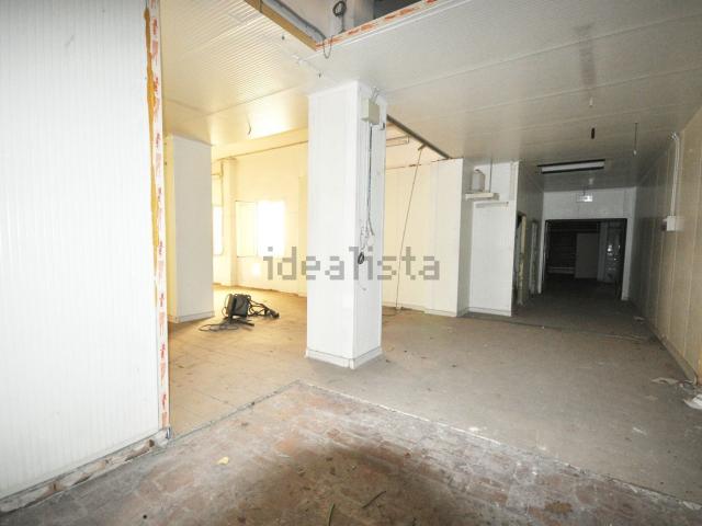 Capannone in vendita di 350 m² in Via Antonio Gramsci, 246