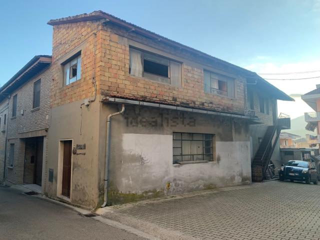 Capannone in vendita di 300 m² in Via Armando Diaz
