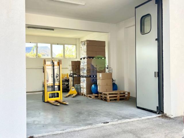 Capannone in vendita di 300 m² in Via Aurelio Nicolodi, 46