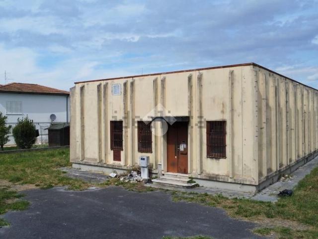 Capannone in vendita di 300 m² in Via Benedetto Croce, 23