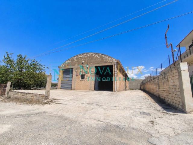 Capannone in vendita di 300 m² in Via dei Persiani