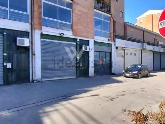 Capannone in vendita di 300 m² in Via Del Benessere, 181