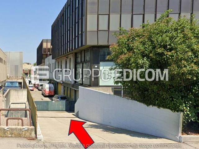 Capannone in vendita di 300 m² in Via della Croce Rossa