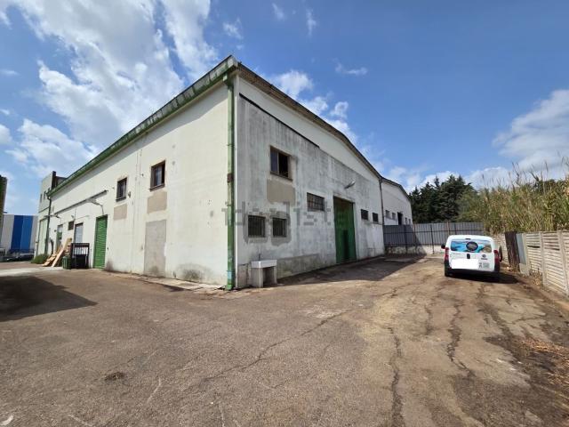Capannone in vendita di 300 m² in Via della Tecnica, 3