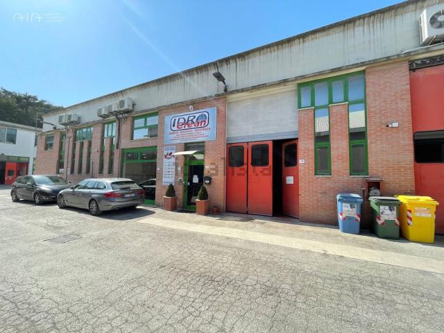 Capannone in vendita di 300 m² in Via Ischia, 128