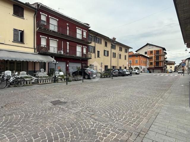 Capannone in vendita di 300 m² in Via IV Novembre, 24