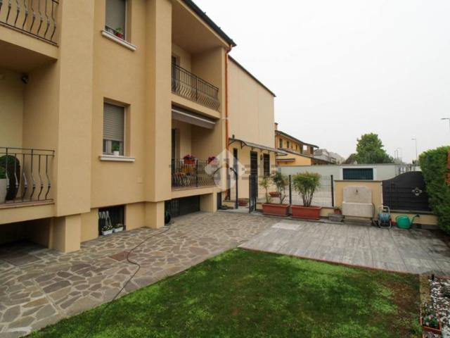 Capannone in vendita di 300 m² in Via Lavini, 5