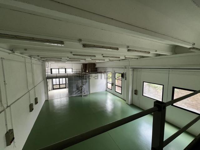 Capannone in vendita di 300 m² in Via Lago Maggiore