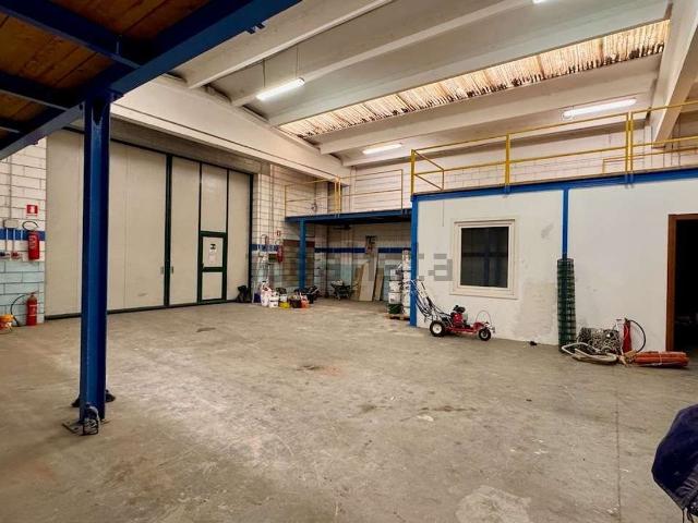 Capannone in vendita di 300 m² in Via Montegrappa, 24