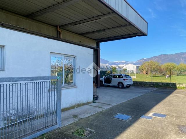 Capannone in vendita di 300 m² in Via Montello, 1