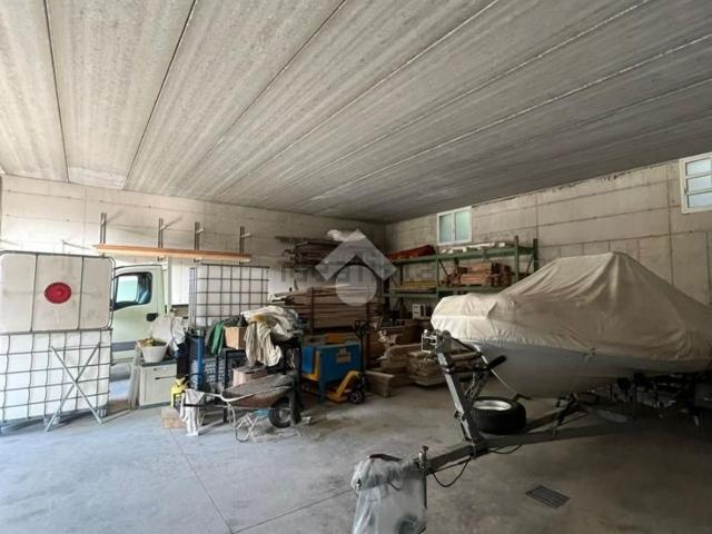 Capannone in vendita di 300 m² in Via Nazionale, 1