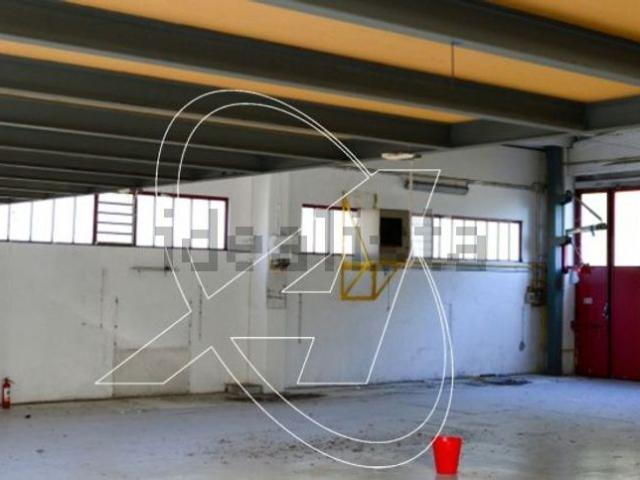 Capannone in vendita di 300 m² in Via San Pietro