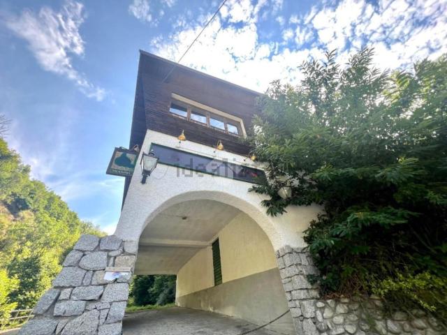 Capannone in vendita di 300 m² in Via Santi Ippolito E Cassiano