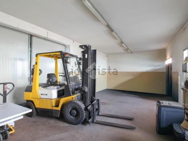 Capannone in vendita di 300 m² in Via Sicilia