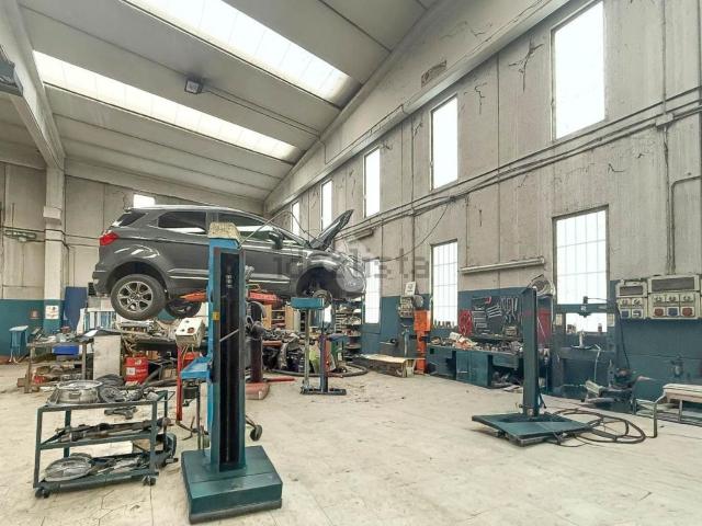 Capannone in vendita di 300 m² in Via per Cascina Rafredo, 18