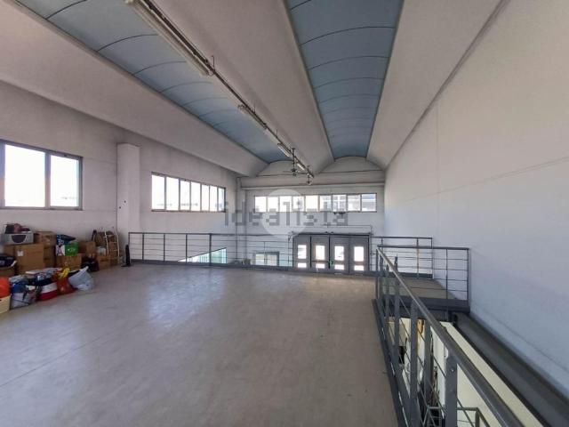 Capannone in vendita di 300 m² in Via Roggia Vignola, 1