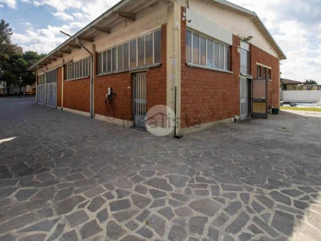 Capannone in vendita di 300 m² in Via Roma, 123