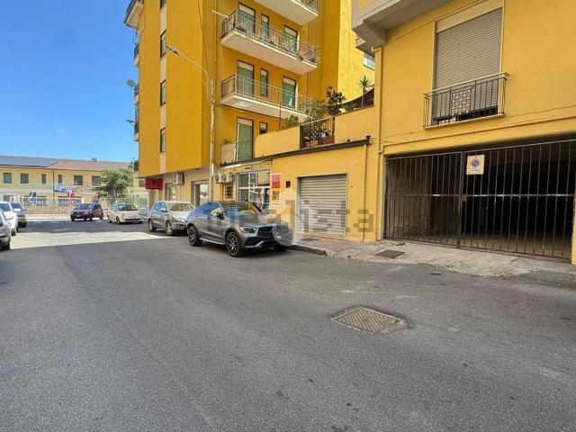 Capannone in vendita di 300 m² in Via Ugo Foscolo, 5