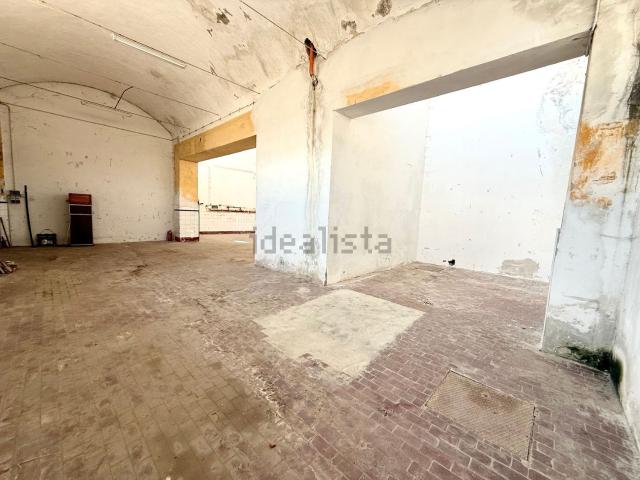 Capannone in vendita di 300 m² in Località Follo, 4