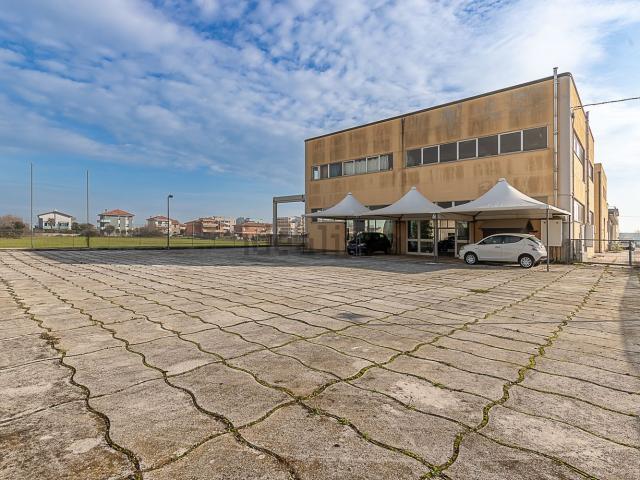 Capannone in vendita di 300 m² in Strada della Marina, 2