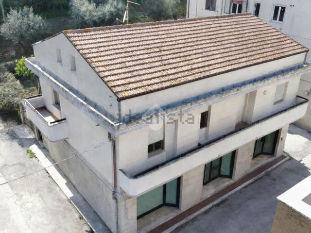 Locale in vendita di 304 m² in Via Giuseppe Mazzini, 84