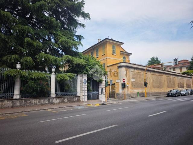 Capannone in vendita di 3050 m² in Contrada di Santa Croce, 17