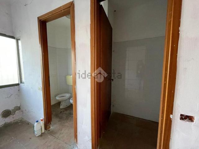 Capannone in vendita di 305 m² in Via Raffaello, 1