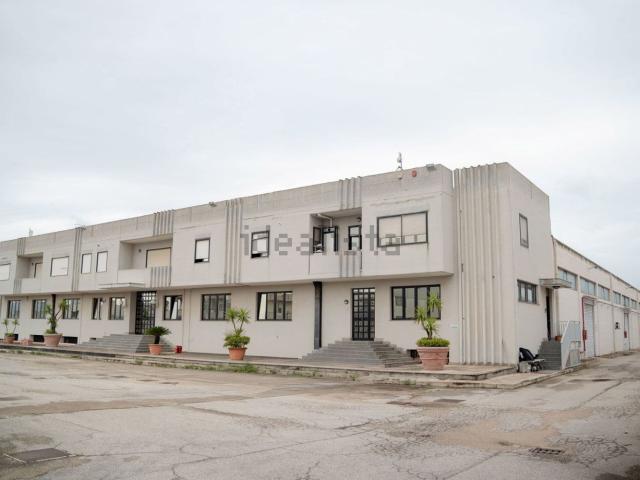 Capannone in vendita di 3060 m² in Via dell&apos  Unione Europea, 51