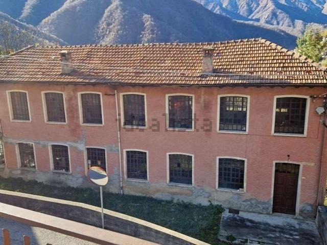 Capannone in vendita di 306 m² in Via Carrozzabile