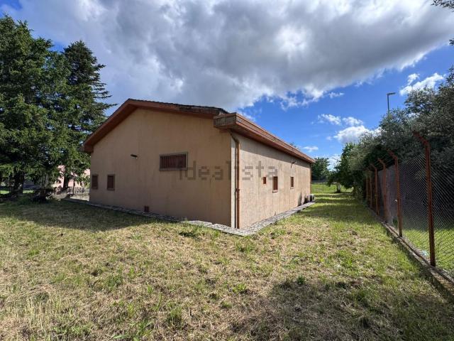 Capannone in vendita di 307 m² in Via Matteo Giovannetti, 16